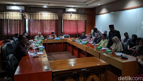 Puluhan guru honorer mengadu ke DPRD NTB, tak kunjung diangkat jadi PPPK meski mengabdi 20 tahun di NTB, Jumat (21/2/2025). Foto: (Ahmad Viqi/detikBali).