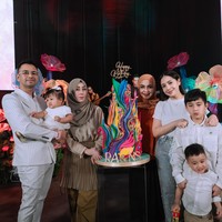 Raffi Ahmad dan Nagita Slavina mendapat kejutan ulang tahun dari orang-orang terdekatnya. Diketahui bahwa di hari keduanya berulang tahun, Raffi dan Nagita tak dapat bertemu langsung karena sedang berada di negara berbeda. Kini keduanya sudah kembali pulang. Foto: Instagram/@raffinagita1717