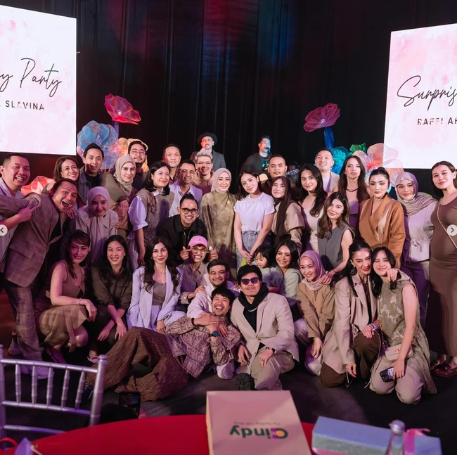 Pesta kejutan ulang tahun Raffi dan Nagita tampak begitu meriah dengan dihadiri para sahabat. Para tamu undangan yang hadir juga terlihat kompak mengenakan busana bernuansa coklat. Foto: Instagram/@raffinagita1717
