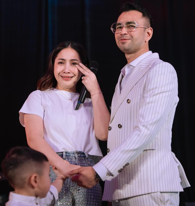 Mendapat kejutan spesial, Nagita juga sempat terlihat terharu. Ya Allah ... Alhamdulillah. Gak menyangka ,Bahagia dan terharu mendapat kejutan suprise ulang tahun dari keluarga dan teman-teman tercinta. Awalnya kita mengira hanya makan malam bersama keluarga karena istri baru pulang dari luar negeri dan tepatnya pas tanggal 17 Februari kemarin itu ultah kita kan tanggalnya barengan ,tapi kita gak barengan waktu pas ultah hehe tapi ternyata hari ini kaget banget dibuatkan perayaan spesial supriseeeeee oleh mereka semua tanpa sepengetahuan kita .... Tidak bisa berkata apa .... speechless. Momen ini mengingatkan kita bahwa masih banyak orang yang menyayangi , selalu mendukung dan mendoakan .... tulis keterangan unggahannya. Foto: Instagram/@raffinagita1717