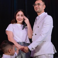 Mendapat kejutan spesial, Nagita juga sempat terlihat terharu. Ya Allah ... Alhamdulillah. Gak menyangka ,Bahagia dan terharu mendapat kejutan suprise ulang tahun dari keluarga dan teman-teman tercinta. Awalnya kita mengira hanya makan malam bersama keluarga karena istri baru pulang dari luar negeri dan tepatnya pas tanggal 17 Februari kemarin itu ultah kita kan tanggalnya barengan ,tapi kita gak barengan waktu pas ultah hehe tapi ternyata hari ini kaget banget dibuatkan perayaan spesial supriseeeeee oleh mereka semua tanpa sepengetahuan kita .... Tidak bisa berkata apa .... speechless. Momen ini mengingatkan kita bahwa masih banyak orang yang menyayangi , selalu mendukung dan mendoakan .... tulis keterangan unggahannya. Foto: Instagram/@raffinagita1717