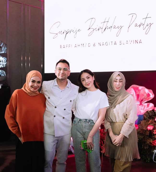 Ibunda Nagita, Rieta Amilia dan ibunda Raffi, Amy Qanita juga tampak hadir. Rieta memilih mengenakan busana bernuansa oranye, sementara Amy tampil serba coklat. Foto: Instagram/@raffinagita1717