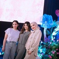 Dekorasi di acara kejutan ulang tahun Raffi dan Nagita juga tampak mewah bertabur bunga yang didominasi warna pink. Beberapa rekan artis terlihat hadir, salah satunya Zaskia Sungkar. Foto: Instagram/@raffinagita1717