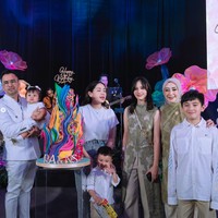 Tak kalah unik, kue ulang tahun Nagita dan Raffi juga tampak begitu artistik dengan warna-warna yang playful. Terdiri dari 3 tingkat, bagian bawah kuenya terdapat inisial nama Raffi dan Nagita, RA & NS. Foto: Instagram/@raffinagita1717