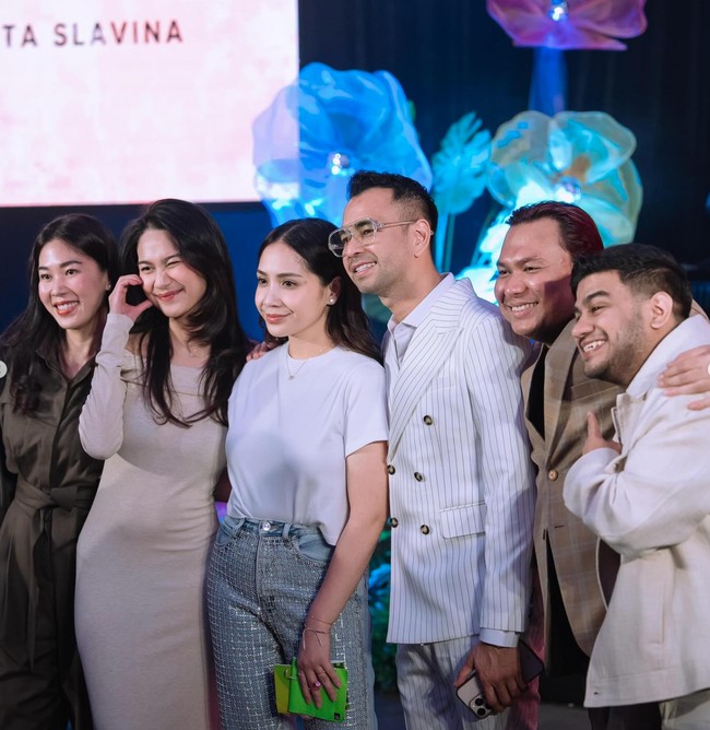 Rekan-rekan artis lain seperti Keanu dan Fadil Jaidi juga tampak hadir. Seperti para tamu undangan lain, keduanya mengenakan busana bernuansa coklat. Sementara Raffi dan Nagita mengenakan busana berwarna berbeda yang bernuansa putih. Foto: Instagram/@raffinagita1717