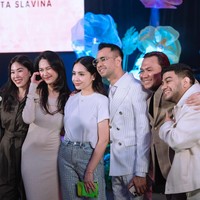 Rekan-rekan artis lain seperti Keanu dan Fadil Jaidi juga tampak hadir. Seperti para tamu undangan lain, keduanya mengenakan busana bernuansa coklat. Sementara Raffi dan Nagita mengenakan busana berwarna berbeda yang bernuansa putih. Foto: Instagram/@raffinagita1717