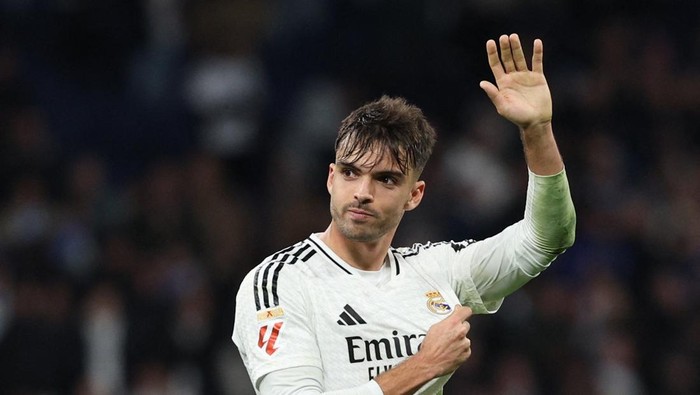 Soccer Football - LaLiga - Real Madrid v Atletico Madrid - Santiago Bernabeu, Madrid, Spain - February 8, 2025 Real Madrids Raul Asencio reacts at the end of the match REUTERS/Violeta Santos Moura