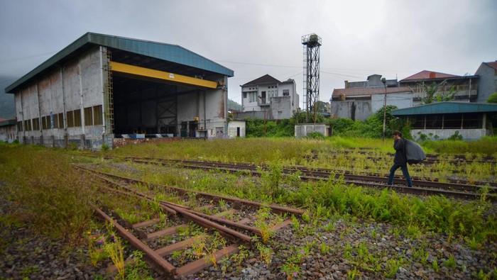 Foto udara kondisi rel kereta api yang hilang di Stasiun KA Padang Panjang, Sumatera Barat, Jumat (21/2/2025). Sejumlah aset rel kereta api yang berada di jalur nonaktif kawasan Warisan Tambang Batu Bara Ombilin Sawahlunto yang diakui UNESCO itu hilang dicuri.  ANTARA FOTO/Iggoy el Fitra/nym.