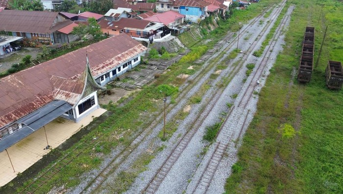 Foto udara kondisi rel kereta api yang hilang di Stasiun KA Padang Panjang, Sumatera Barat, Jumat (21/2/2025). Sejumlah aset rel kereta api yang berada di jalur nonaktif kawasan Warisan Tambang Batu Bara Ombilin Sawahlunto yang diakui UNESCO itu hilang dicuri.  ANTARA FOTO/Iggoy el Fitra/nym.