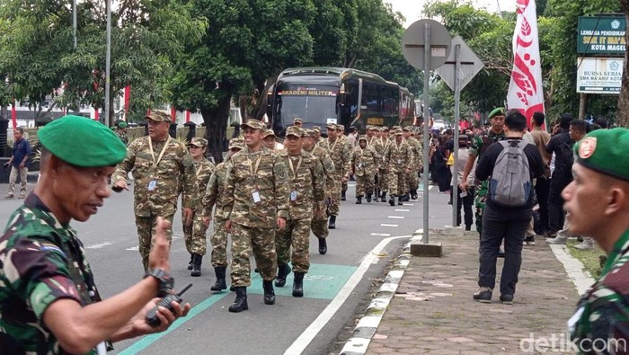 Rombongan kepala daerah tiba di Akmil Magelang, Jumat (21/2/2025).