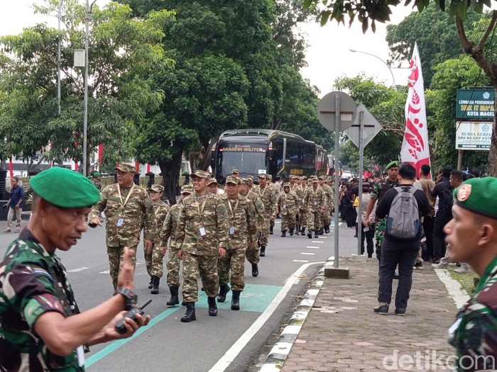 Rombongan kepala daerah tiba di Akmil Magelang, Jumat (21/2/2025).