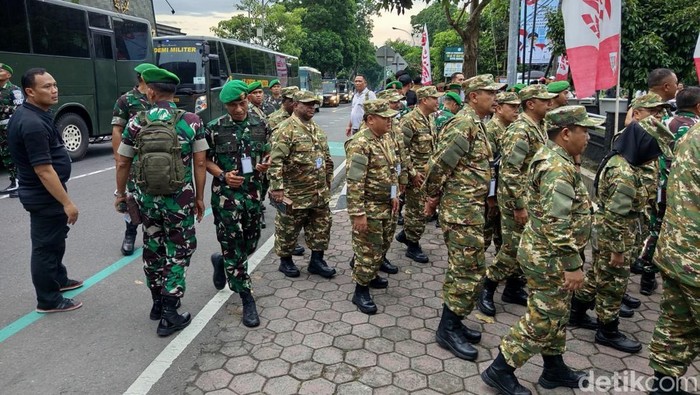 Rombongan kepala daerah tiba di Akmil Magelang, Jumat (21/2/2025).