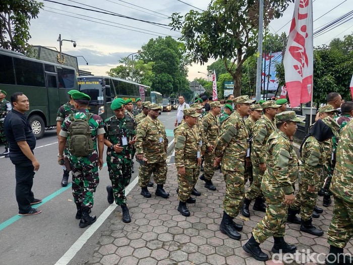 Rombongan kepala daerah tiba di Akmil Magelang, Jumat (21/2/2025).
