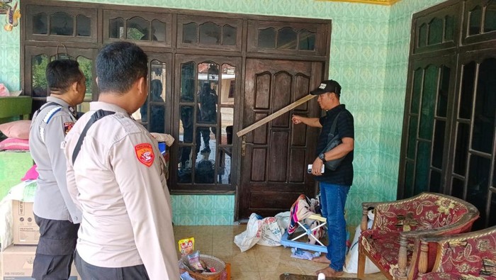 Rumah eks sekdes yang disegel diduga kalah taruhan Pilkada.