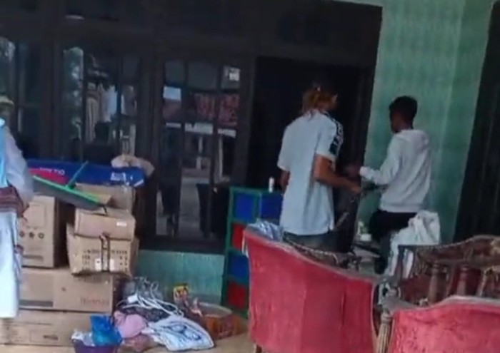 Rumah Mantan Sekdes Sampang Disegel Viral, Diduga Kalah Taruhan Pilkada