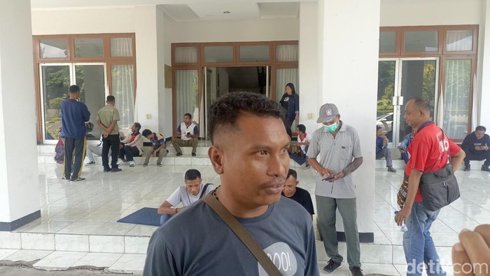 Salah satu pegawai honorer di lingkup Pemerintah Kota (Pemkot) Kupang yang menggeruduk kantor DPRD Kota Kupang pada Jumat (21/2/2025). (Foto: Simon Selly/detikBali)