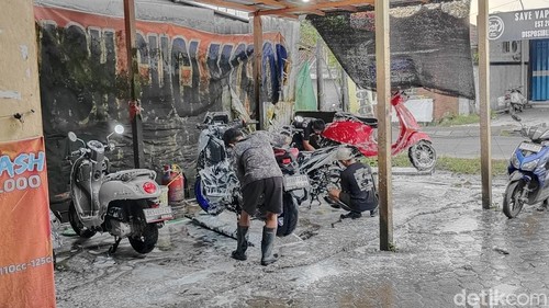 Salah satu tempat cuci motor di Jalan Raya Dalung-Abianbase, Badung, Bali, Jumat (21/2/2025). (Foto: Agus Eka/detikBali)
