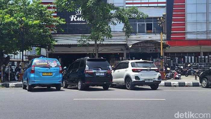 Salah satu titik parkir di Jalan Pejanggik, Kota Mataram, nantinya akan diolah Dinas Perhubungan (Dishub) Kota Mataram untuk masuk retribusi parkir, Jumat (21/2/2025). (Nathea Citra/detikBali)