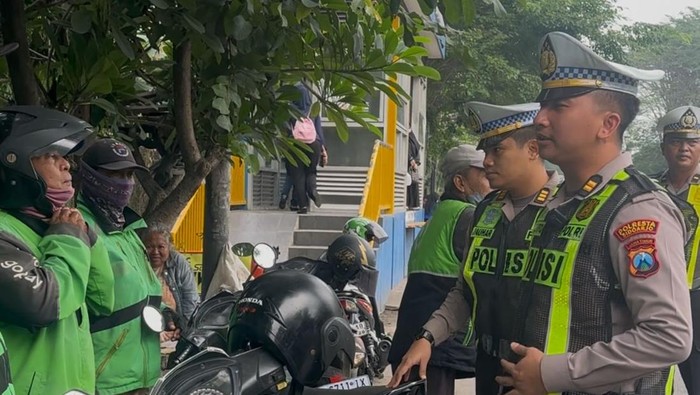 Satlantas Polresta Sidoarjo menggelar penertiban ojol di kawasan Terminal Bungurasih