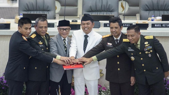 Senyum Dedi Mulyadi Usai Sertijab Jadi Gubernur Jawa Barat Gubernur Jawa Barat Dedi Mulyadi (kanan) bersama Pj Gubernur Jawa Barat Bey Machmudin menunjukkan dokumen saat serah terima jabatan Gubernur Jawa Barat di Gedung DPRD Jawa Barat, Bandung, Jawa Barat, Jumat (21/2/2025). Dedi Mulyadi dan Erwan Setiawan resmi mengemban tugas sebagai Gubernur dan Wakil Gubernur Provinsi Jawa Barat periode 2025-2030 dengan mengedepankan visi Jabar Istimewa, Kampung Diurus Kota Ditata. ANTARA FOTO/Novrian Arbi/foc.