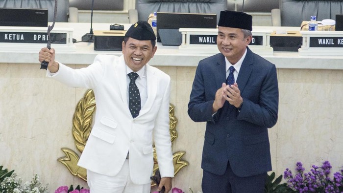 Senyum Dedi Mulyadi Usai Sertijab Jadi Gubernur Jawa Barat Gubernur Jawa Barat Dedi Mulyadi (kanan) bersama Pj Gubernur Jawa Barat Bey Machmudin menunjukkan dokumen saat serah terima jabatan Gubernur Jawa Barat di Gedung DPRD Jawa Barat, Bandung, Jawa Barat, Jumat (21/2/2025). Dedi Mulyadi dan Erwan Setiawan resmi mengemban tugas sebagai Gubernur dan Wakil Gubernur Provinsi Jawa Barat periode 2025-2030 dengan mengedepankan visi Jabar Istimewa, Kampung Diurus Kota Ditata. ANTARA FOTO/Novrian Arbi/foc.