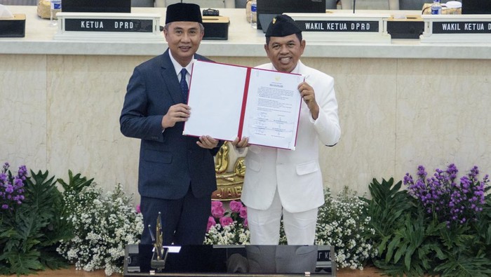 Senyum Dedi Mulyadi Usai Sertijab Jadi Gubernur Jawa Barat Gubernur Jawa Barat Dedi Mulyadi (kanan) bersama Pj Gubernur Jawa Barat Bey Machmudin menunjukkan dokumen saat serah terima jabatan Gubernur Jawa Barat di Gedung DPRD Jawa Barat, Bandung, Jawa Barat, Jumat (21/2/2025). Dedi Mulyadi dan Erwan Setiawan resmi mengemban tugas sebagai Gubernur dan Wakil Gubernur Provinsi Jawa Barat periode 2025-2030 dengan mengedepankan visi Jabar Istimewa, Kampung Diurus Kota Ditata. ANTARA FOTO/Novrian Arbi/foc.