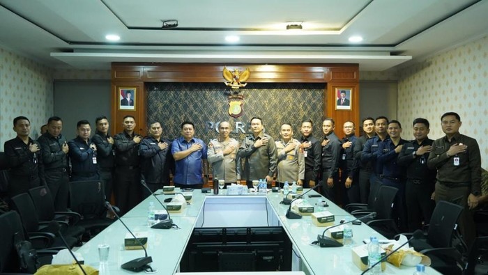 Serdik Sespimmen Polri Dikreg ke-65 TA 2025 melaksanakan pengamatan lapangan dalam rangka management course level III di Polres Metro Jaktim, Jumat (21/2/2025).