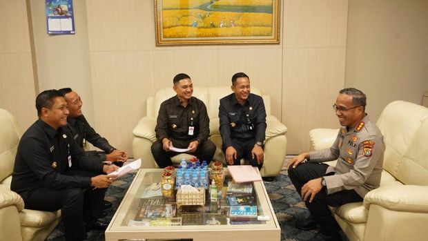 Serdik Sespimmen Polri Dikreg ke-65 TA 2025 melaksanakan pengamatan lapangan dalam rangka management course level III di Polres Metro Jaktim, Jumat (21/2/2025).