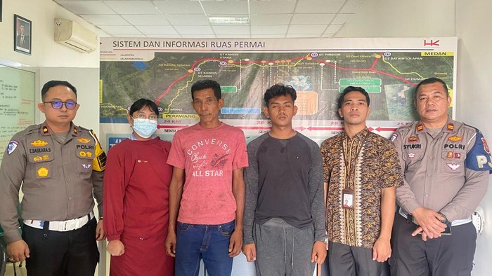 Sopir dan kernet mobil pick up yang melintas lawan arah di tol Pekanbaru-Dumai, saat diamankan (Dok. Istimewa)