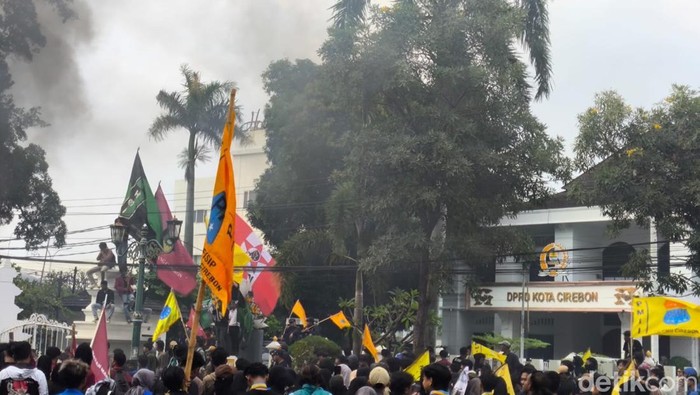 Suasana aksi Indonesia Cemas di Depan Gedung DPRD Kota Cirebon.