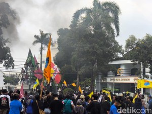 Aksi Unjuk Rasa Indonesia Cemas, Asap Hitam Mengepul di DPRD Cirebon
