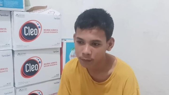 Tampang Andre (20) pelaku pencurian saat korban salat Magrib di Masjid Agung Palembang.