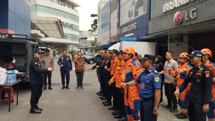 Tim dari RS Polri cari body part korban kebakaran Glodok Plaza (Fawdi/detikcom)
