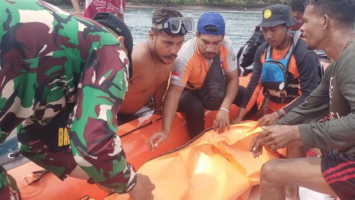 Tim SAR gabungan mengevakuasi jasad nelayan yang terseret arus saat memancing di Desa Watobuku, Kecamatan Wulanggitang, Flores Timur, NTT, Jumat (21/2/2025). (Foto: Dok. Basarnas Maumere)