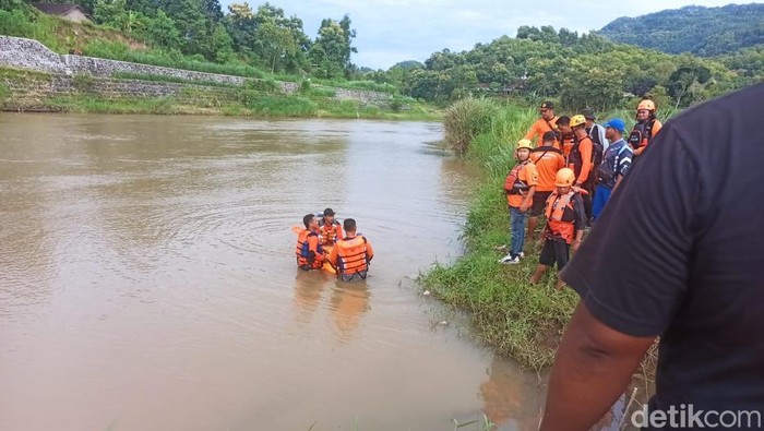 Tim SAR Gabungan saat mengevakuasi pria yang menceburkan diri ke sungai Opak karena melarikan diri usai diduga mencuri di Srihardono, Pundong, Bantul, Jumat (21/2/2025).