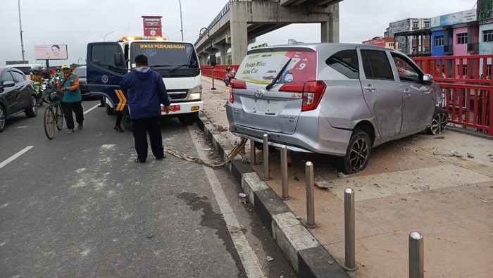 Toyota Calya tabrak pembatas jalan di Jembatan Ampera.