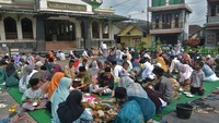 Warga berdoa bersama saat tradisi Nyadran Wali Limbung di halaman Masjid Jami Wali Limbung, Medari, Ngadirejo, Temanggung, Jawa Tengah. Tradisi Nyadran di kompleks masjid bersejarah yang dibangun pada abad 15 tersebut sebagai wujud sukacita umat Islam menyambut datangnya bulan suci Ramadan sekaligus mendoakan arwah leluhur. ANTARA FOTO/Anis Efizudin