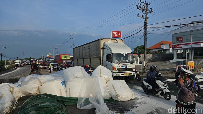 Truk muat gula terguling di Lamongan