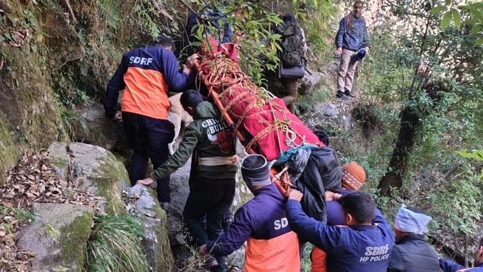 Turis jatuh di Pegunungan Himalaya