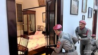 Kamar tidur dengan bekas peluru di pintu Museum Sasmitaloka.