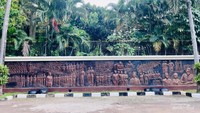 Prasasti di pagar samping Museum Sasmitaloka.