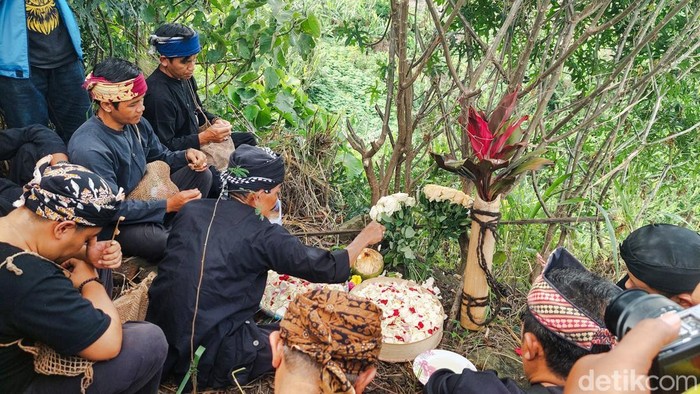 Upacara Tabur Bunga dan Teatrikal peringati Hari Peduli Sampah Nasional di Cireundeu