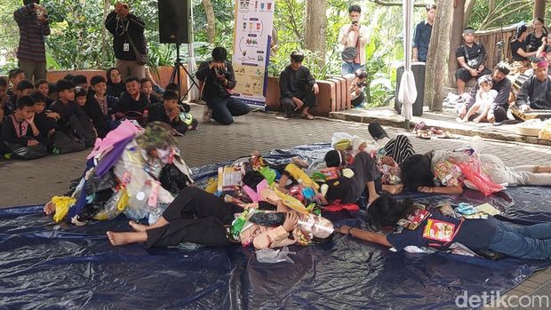 Upacara Tabur Bunga dan Teatrikal peringati Hari Peduli Sampah Nasional di Cireundeu