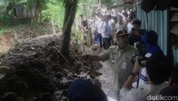 Wakil Gubernur DKI Jakarta Rano Karno meninjau pengerukan lumpur Kali Krukut di Cilandak Timur, Jakarta Selatan, Jumat (21/2/2025). 