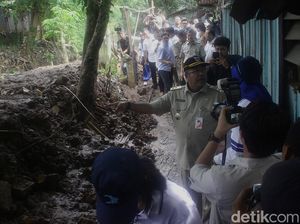 Wagub Bang Doel Tinjau Pengerukan Kali Krukut