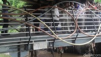 Pantauan detikcom di Kali Krukut, Pasar Minggu, Jakarta Selatan, pada Jumat (21/2/2025), Rano yang mengenakan baju dinasnya tiba di lokasi pada pukul 08.40 WIB. Dia didampingi Sekda DKI Marullah Matali, Plt Kepala Dinas Sumber Daya Air (SDA) DKI Jakarta Ika Agustin Ningrum, Wali Kota Jakarta Selatan Munjirin dan beberapa jajaran lain. 
