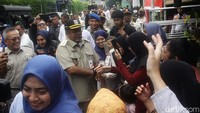Mereka berjalan menuju lokasi peninjauan pengerukan Kali Krukut. Rano menyusuri salah satu gang dengan berjalan kaki sambil menyapa warga yang berada di depan rumahnya. 