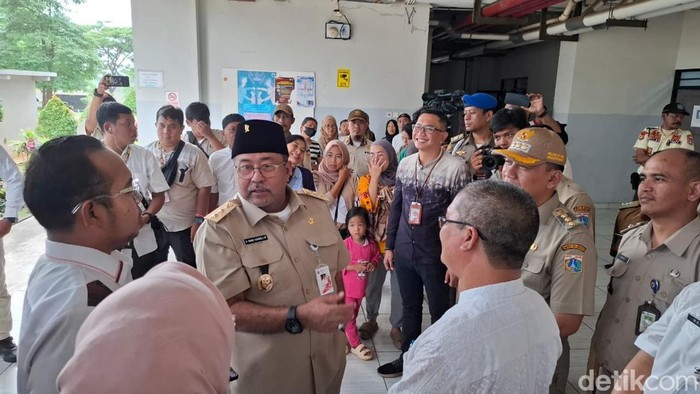 Wagub Jakarta Rano Karno meninjau Rusun Pesakih, Jakarta Barat. Rano mengecek sejumlah fasilitas hingga menyambangi unit warga. Foto: Belia/detikcom.