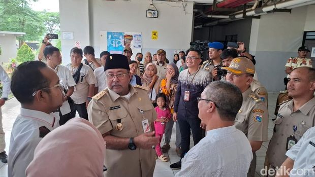 Wagub Jakarta Rano Karno meninjau Rusun Pesakih, Jakarta Barat. Rano mengecek sejumlah fasilitas hingga menyambangi unit warga. Foto: Belia/detikcom.
