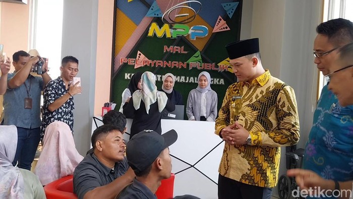 Wakil Bupati Majalengka Dena Muhamad Ramdhan saat meninjau sejumlah tempat pelayanan publik.